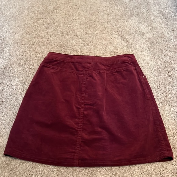NEVER WORN maroon mini skirt, still has tags, great condition, size 0. - Picture 2 of 3